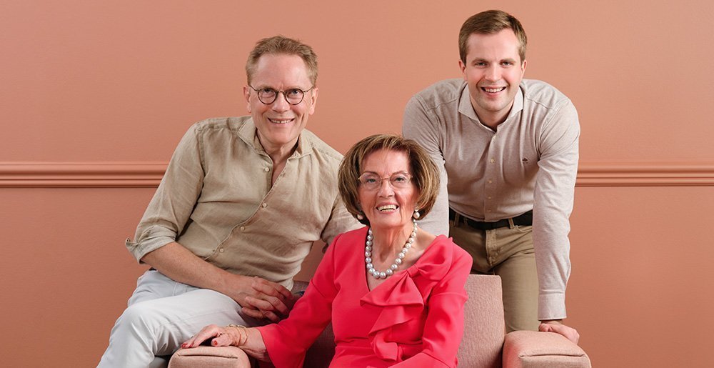 3 générations de la famille Rom sur un canapé Sensoo